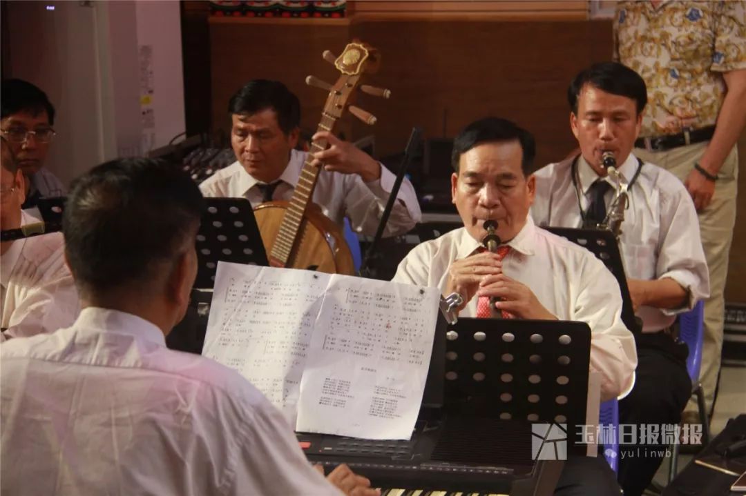 厉害!这位玉林老人会8种乐器!优雅的人生与年龄无关