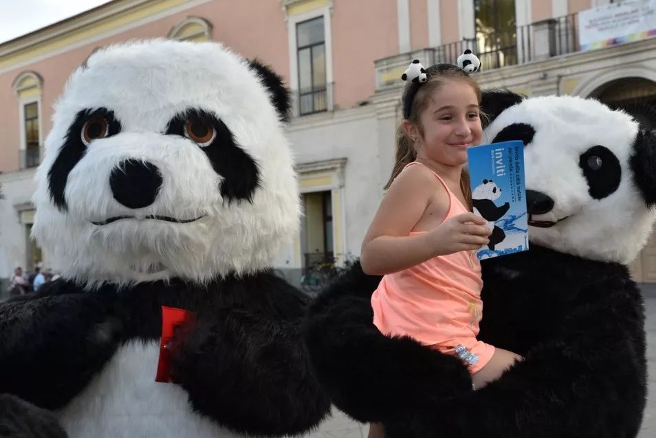熊猫宝宝萌化外国人少女心,熊猫宝宝萌翻老外