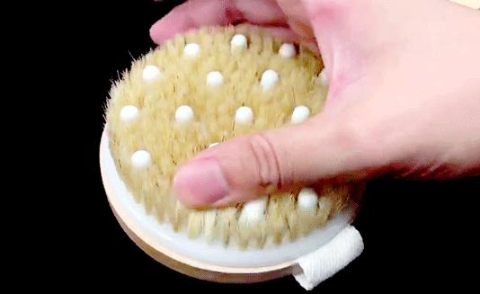 搓背再也不求人！风靡日本的弧形浴刷，轻轻一搓出污垢