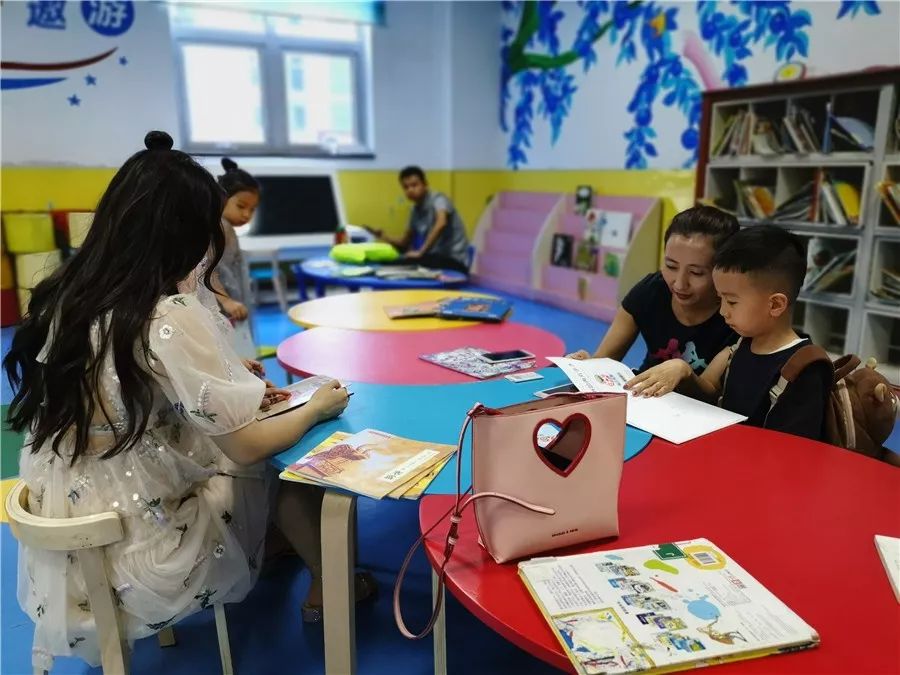 假期充电忙图书馆内人气旺,暑期图书馆学生充电忙