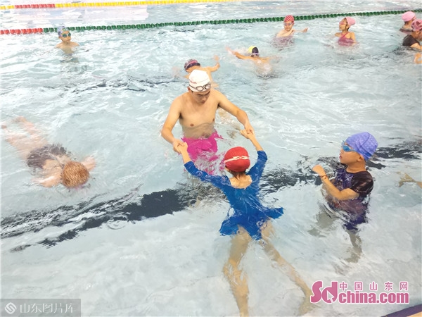 让“旱鸭子”成为过去式济宁6000余名学生免费学游泳