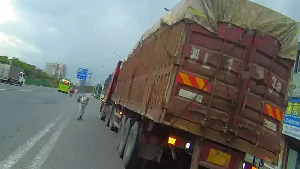 办个*证假**就敢冒充货车司机？出了事故你拿什么负责？