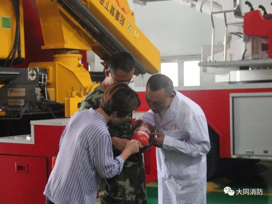 消防员干粉灭火器的使用步骤,消防员灭火器的正确使用方法