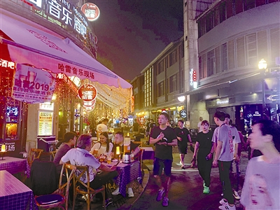 夜晚的江边外滩,炎热江边的风景