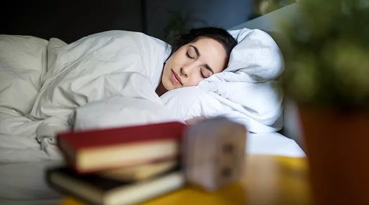 睡觉是应该多穿衣服还是少穿衣服,科普睡觉时到底要不要穿衣服