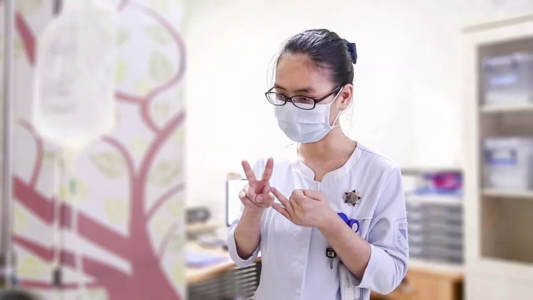 72岁老人答谢医护,72岁老人致谢护士