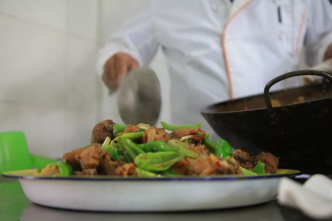 *疆新**是个好地方丨「记者的*疆新**日记」*疆新**沙湾——三张名片折射城市活力