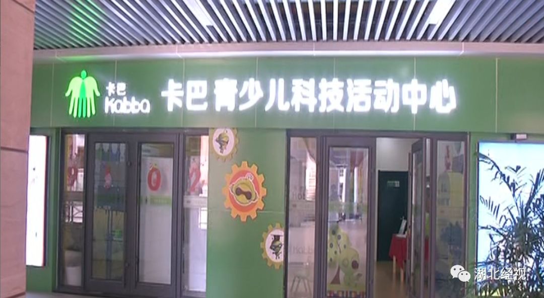 培训课堂上桌子倾倒，5岁女孩2根手指受伤！指腹坏死，后期还需要多次手术