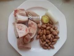 催乳花生猪蹄汤的做法,花生猪蹄煲简单做法