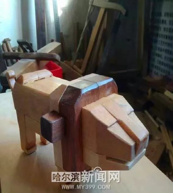 哈尔滨有位鲁班锁传人，啥都鼓捣，就是不用钉子……建筑系大学生都向他求教