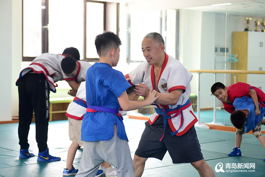 “沧口跤王”有了自己的摔跤馆：曾上央视亮绝活
