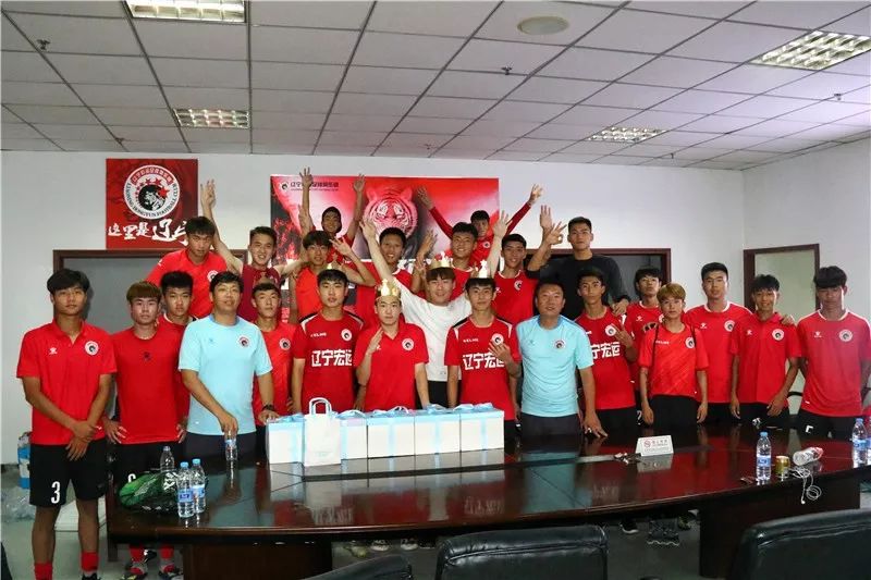 足球青训过生日,鲁能青训队员生日