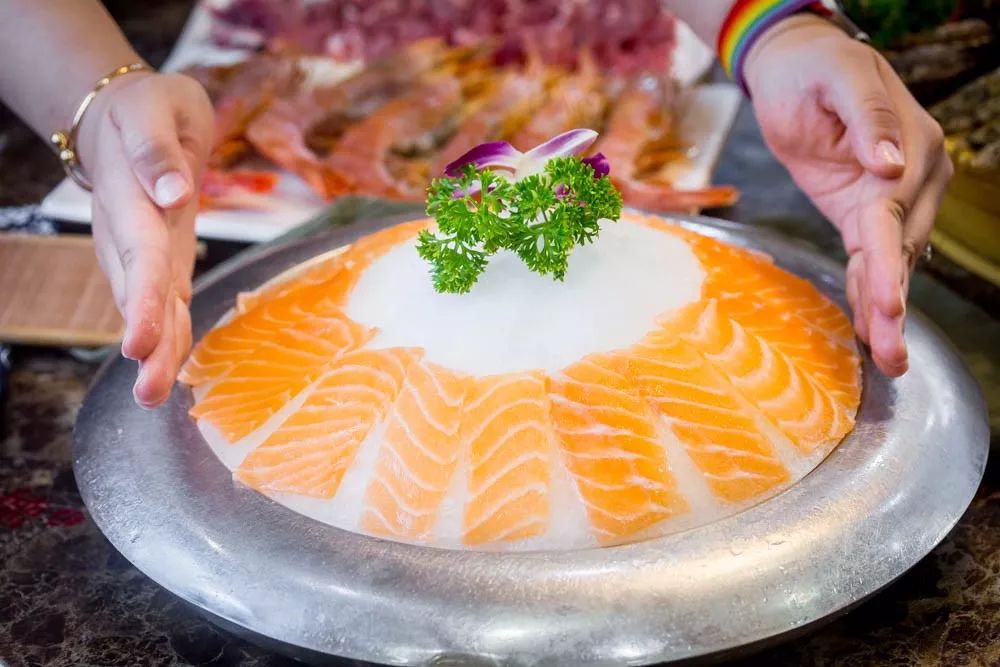 1元/只海白虾，2.8元/只鲍鱼，3.8元/只碳烤生蚝！啤酒喝一瓶还送一瓶！这家人气平价海鲜火锅老店让你嗨翻整个今夏