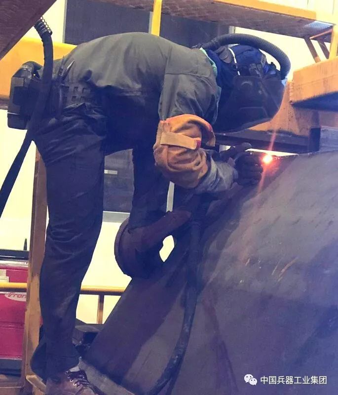 战高温电力工人头顶烈日带电作业,战高温迎考验