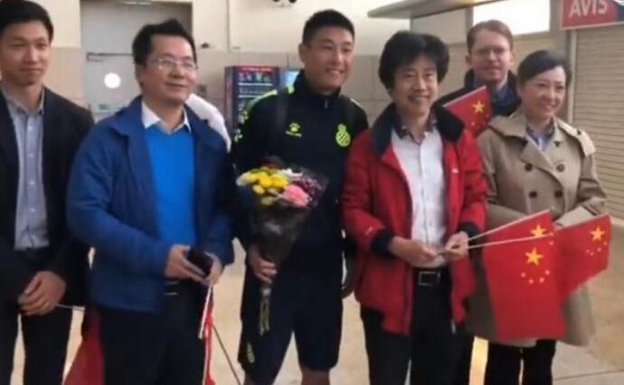 武磊拒绝国旗签名引发热议,武磊谈拒绝在国旗签字