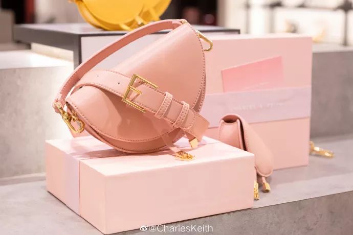 小ck的新款包包是布的吗,小ck绿色包包合集腋下包牛油果色