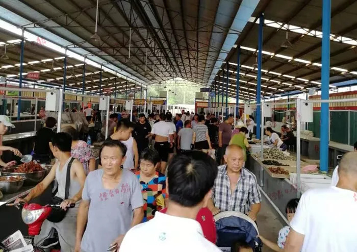 果然是金字招牌！红利市场新址今天开张很火爆，新老顾客盈门