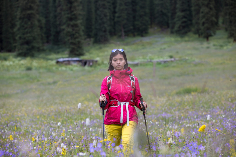狼爪冲锋衣沙漠橙,伊犁那拉提旅游冲锋衣穿搭