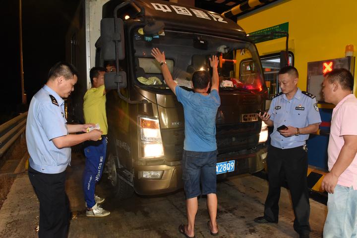 浙江台州破获27万支假烟,涉案500余万3000余条都是假烟