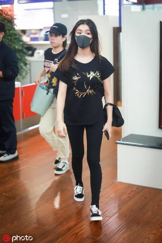 宋茜的衣服为什么这么高,宋茜一身醒目的白色套装