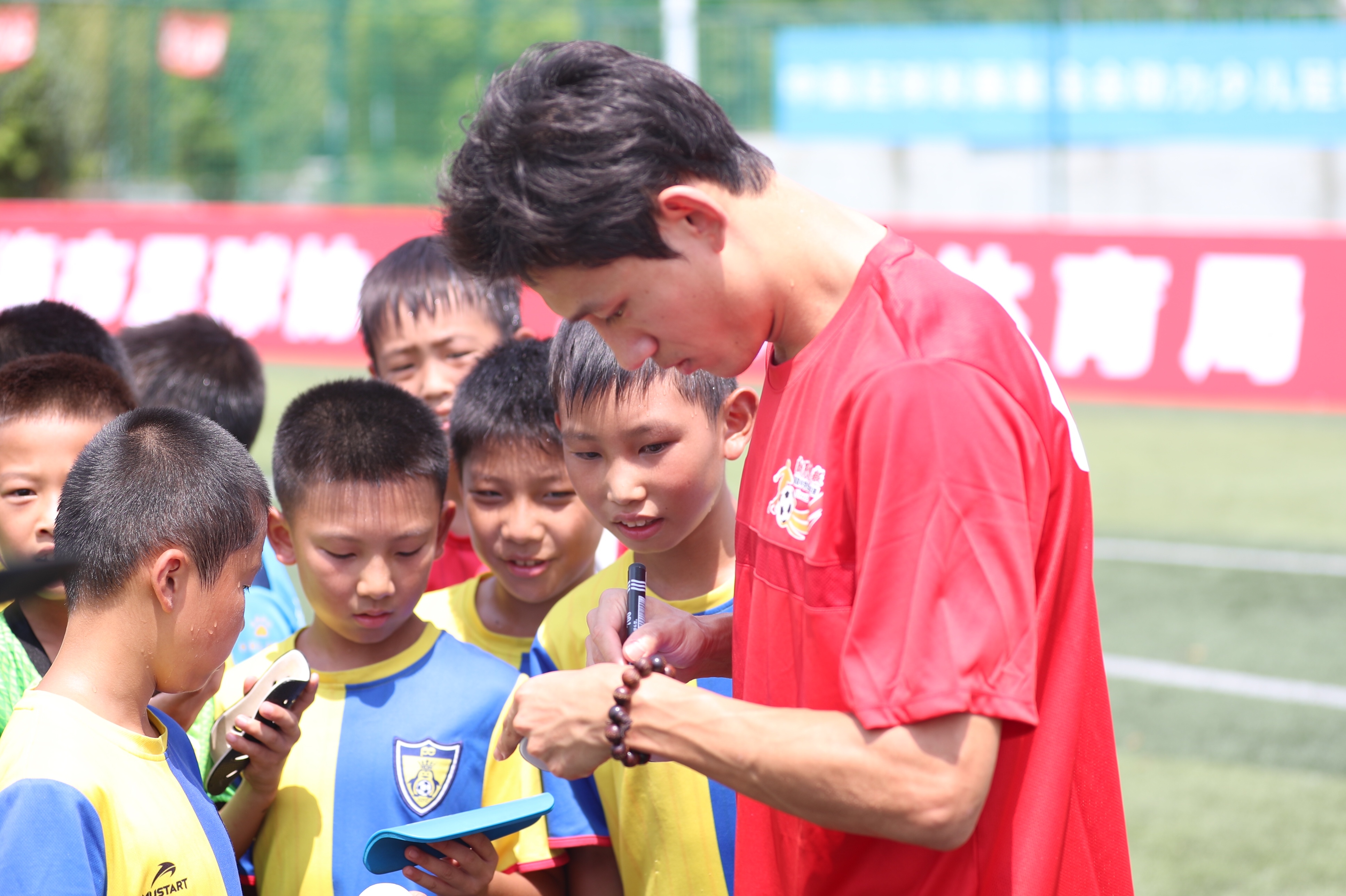 今天，上港有支“势不可挡战队”与小学生们来了一场足球PK
