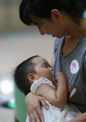 喂母乳如何缓解乳房下垂,乳房下垂怎么母乳喂养