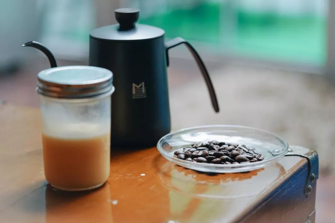 网购越南土特产|炼奶冰咖法包猪肝酱扎肉春卷虾片，一个下午茶全都拥有