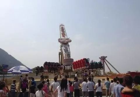 印度大摆锤坠落27人死亡,游乐园印度大摆锤在天空突然断裂