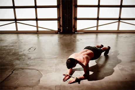 平板支撑交替摸肩练什么,平板支撑可以练腹直肌吗