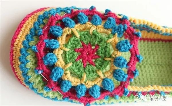 彩色毛线编织：教你钩一双民族风居家室内鞋（详细图文教程）