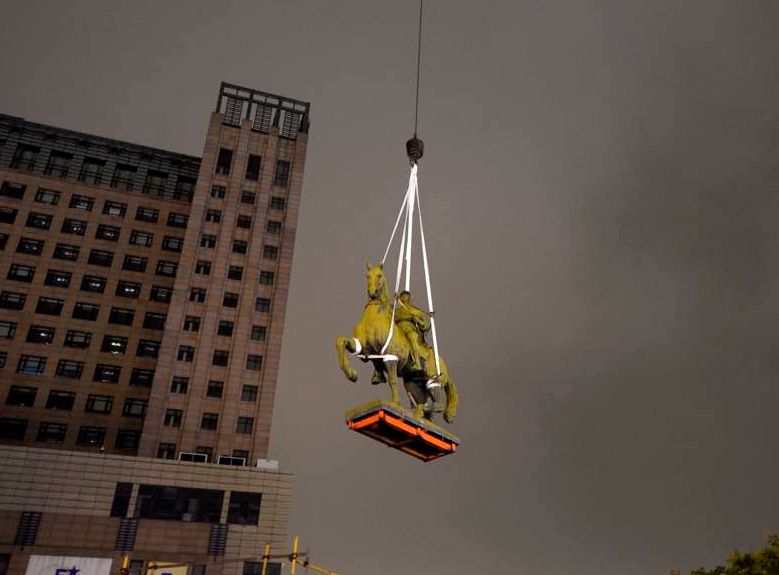 一匹马为何让这座城市的人们又悲又喜？|我家住在解放路