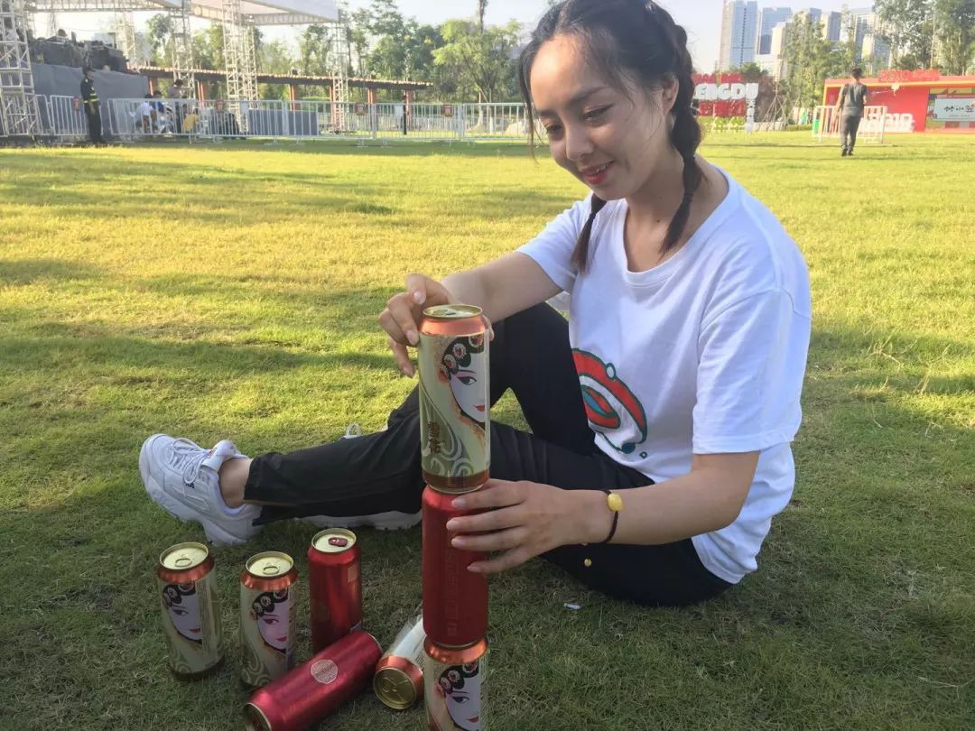 一场狂欢盛会，让成都人记住什么叫做五光十色、安逸好耍的“豆瓣红”