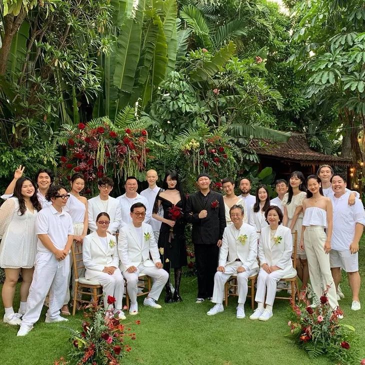 比起穿黑婚纱结婚，她们还可以更酷