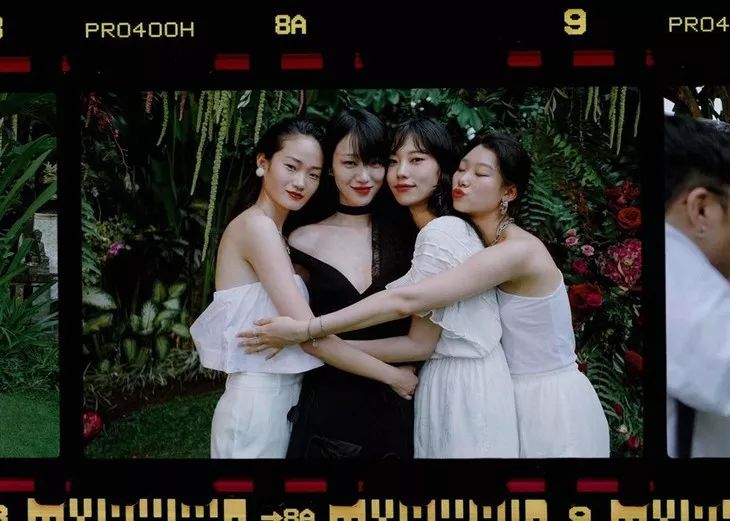 比起穿黑婚纱结婚，她们还可以更酷