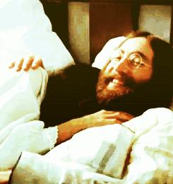 比起穿黑婚纱结婚，她们还可以更酷