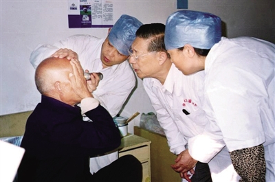 全国道德模范99岁眼科专家张效房:用医术和道德守护“光明”