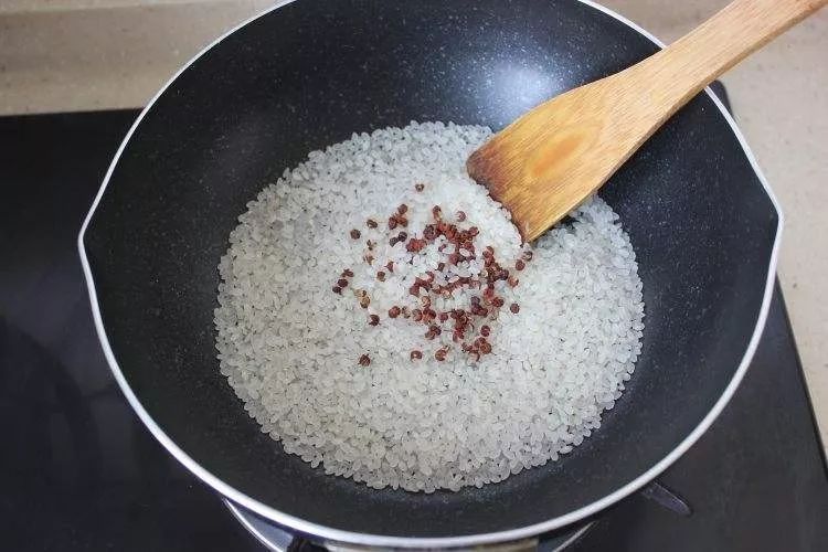 大米生虫了怎么处理才能吃,夏天大米加工厂怎么预防大米生虫