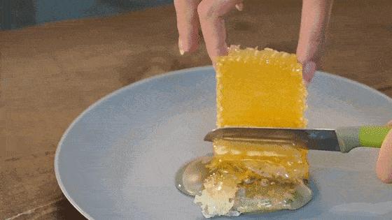 痘痘闭口里面有油脂,鼻子上的痘痘是青春痘还是粉刺