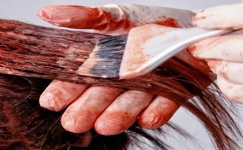 女生头发干枯脱发严重,脱发正在猛袭90后5招让头发变浓密