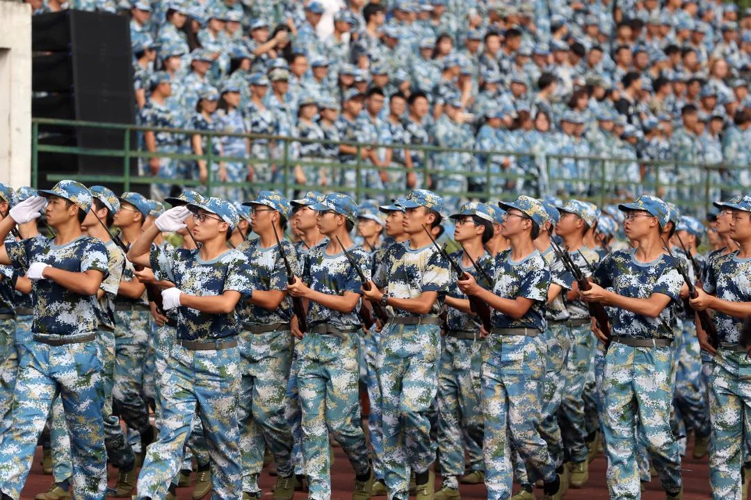 军训攻略让我们一起潇洒的晒黑,军训特辑让我们一起优雅地晒黑