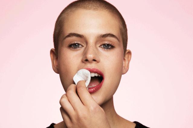 涂口红下嘴唇内侧无法上色,天天涂口红导致嘴唇变肿怎么回事