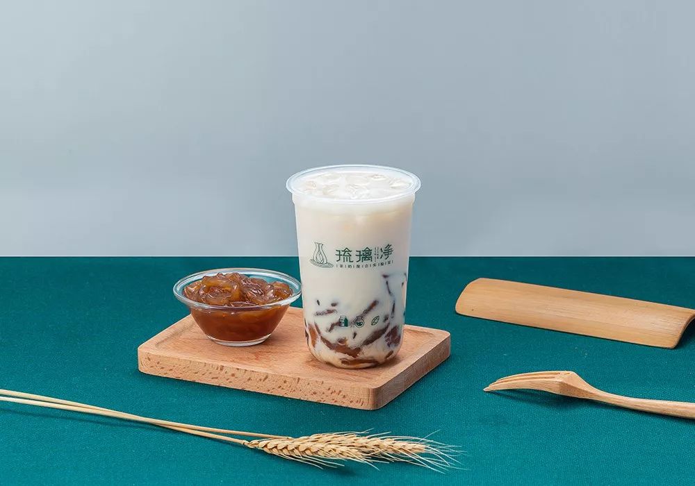 同个商场52家奶茶！这个品牌靠“野路子”杀出300家店