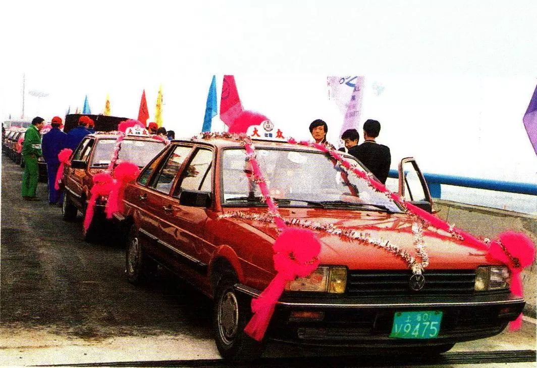 上海七十年代公共交通汽车,壮丽70年奋斗新时代的上海