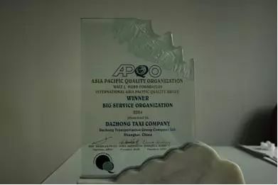 上海七十年代公共交通汽车,壮丽70年奋斗新时代的上海