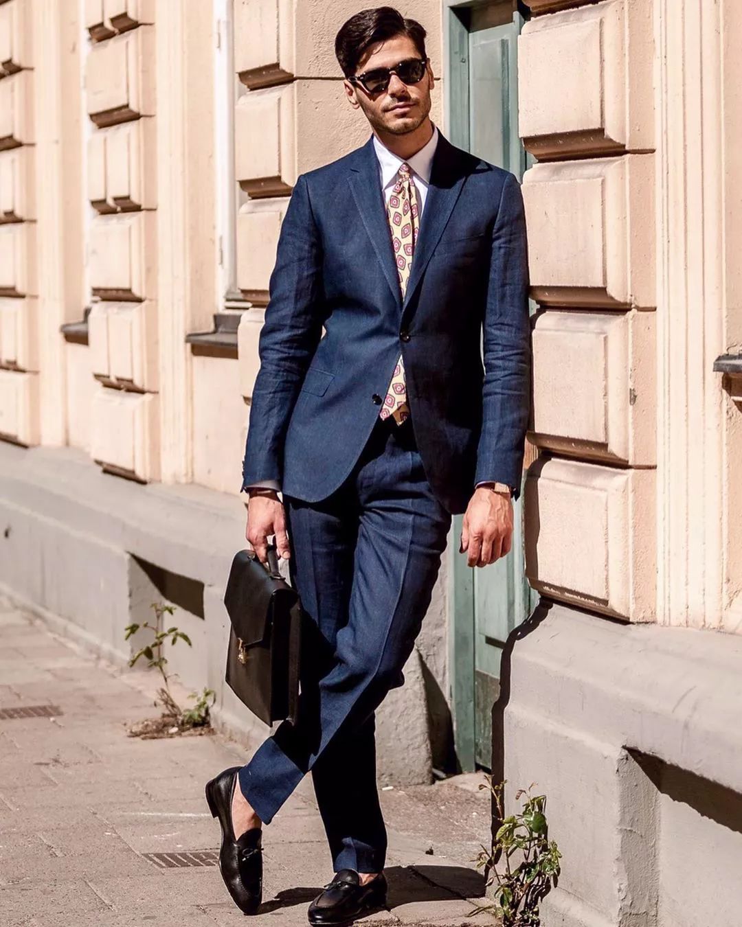 没机会参与严肃社交的男人，当然不会在乎自己的包是否体面｜基本款