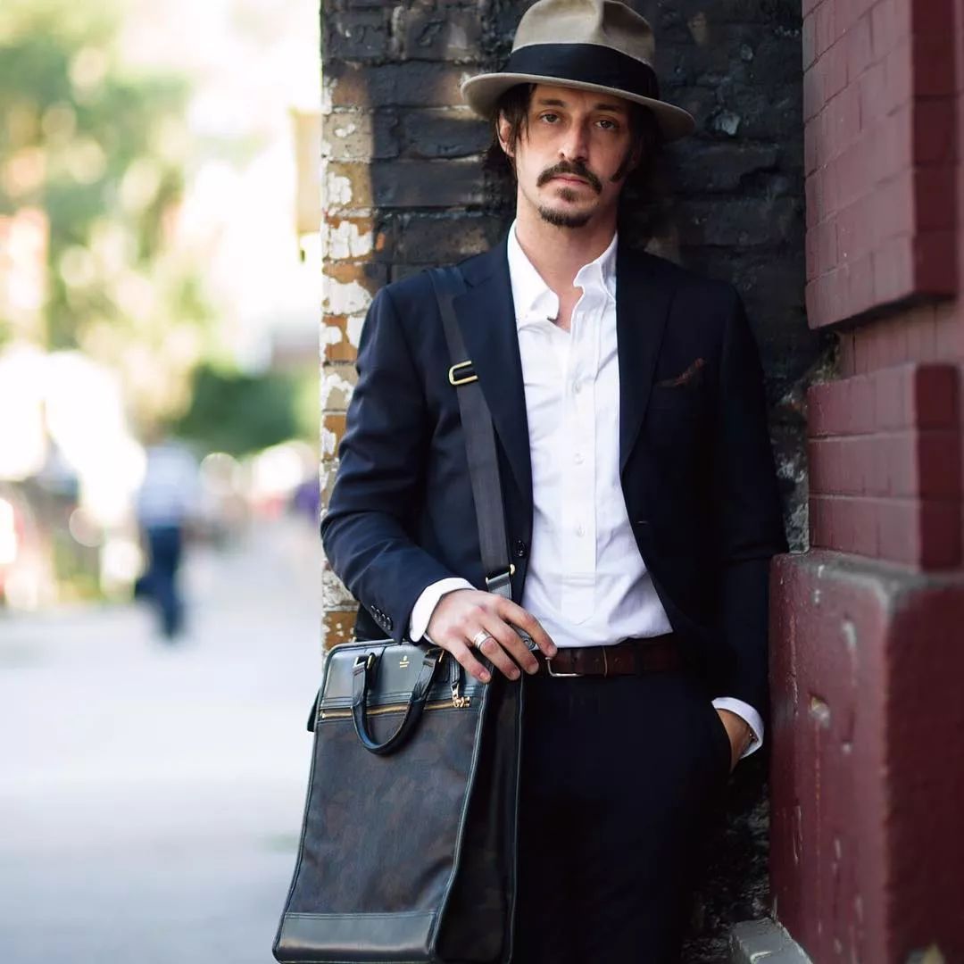 没机会参与严肃社交的男人，当然不会在乎自己的包是否体面｜基本款