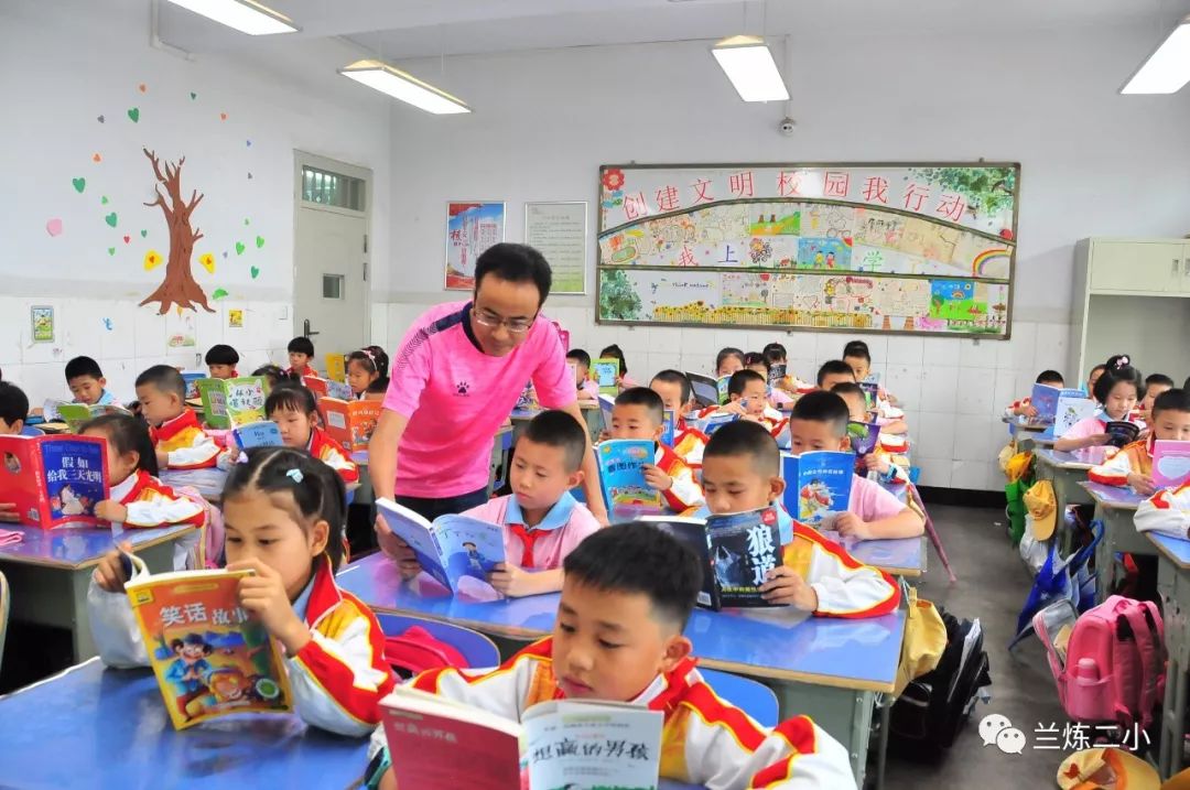 兰州各小学开学,开学第一天学校热烈迎接学生进校