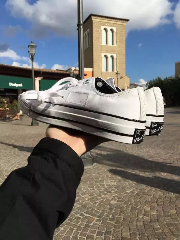 他们买到了伦敦旧货市场的半价满天星，和国内官网1999的AirYeezy