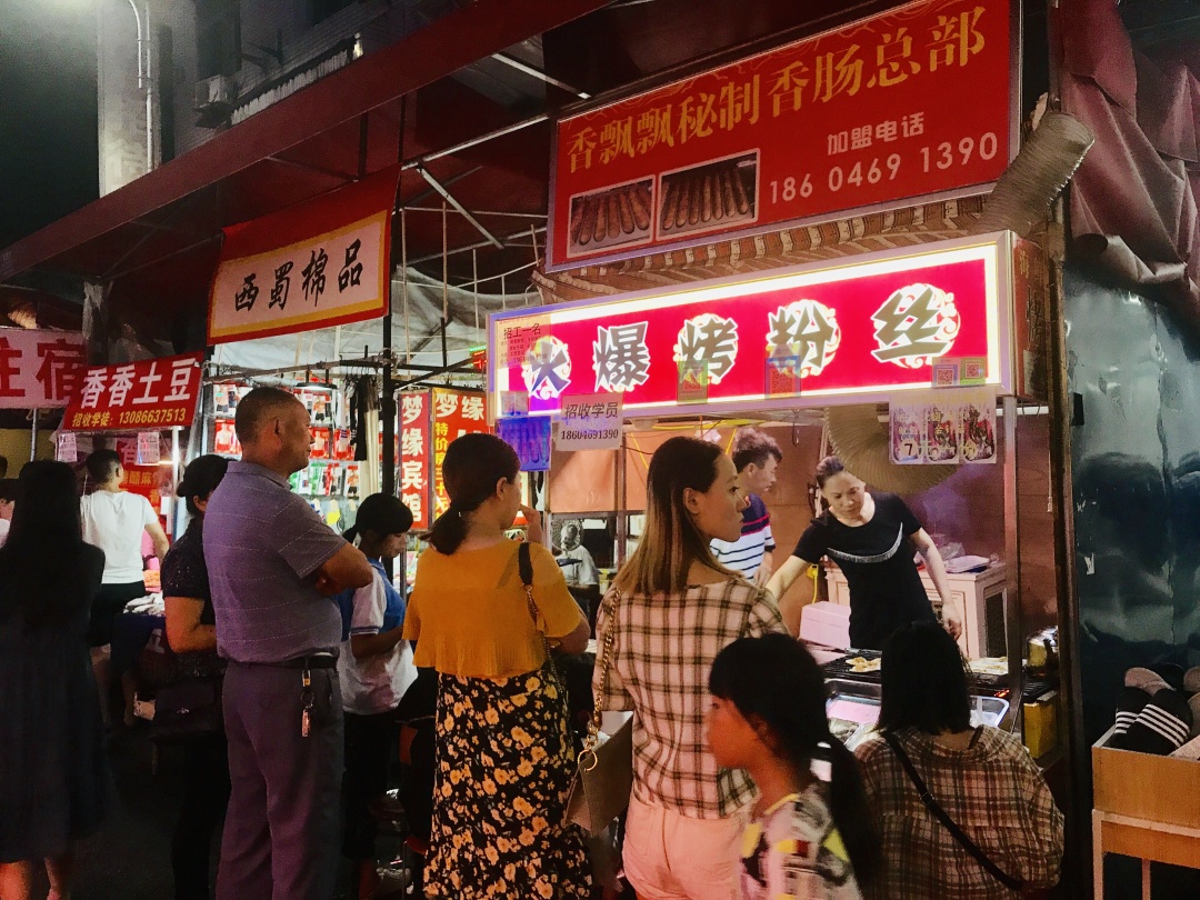 夜太美，尽管再催肥，总有人围着小摊排着队