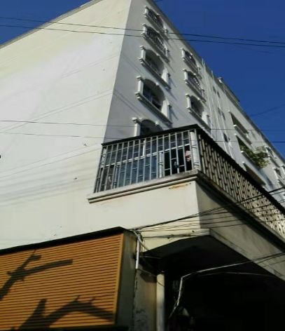 火车开在人行道？大井这里有跟管子要断了！万联茗景、银河小区不动产证等6个答复来了…